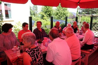 Menschen sitzen am Tisch