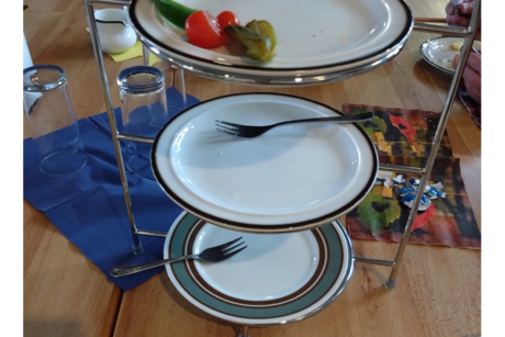 eine fast leere etagere mit dem rest an gem&uuml;se