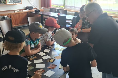 Die Kinder in Aktion: schlecht hören/nicht hören können