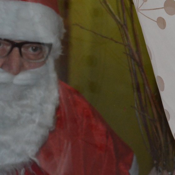 Der Nikolaus schaut durch das Fenster