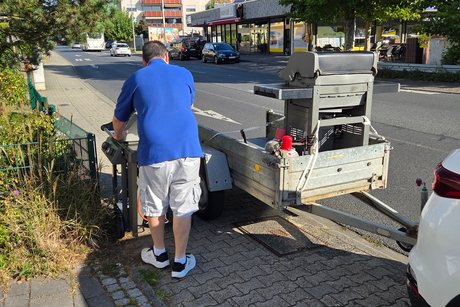 75 Jahrfeier des VDK OV-Mörfelden Aufladen der Grills und Transport zum Jukuz