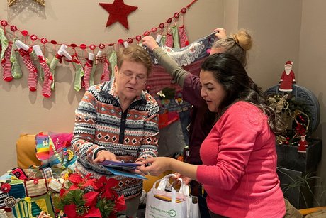 Regina Kuschka zeigt Andrea Molina eine Nesteldecke