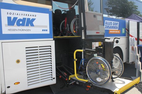 Rollstuhl steigt in Bus Barrierefreies Reisen