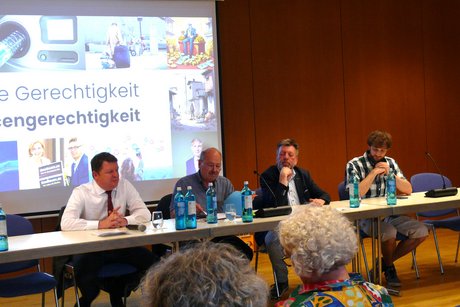 VdK-Ortsverbandsvorsitzender Alfred Strauß (2. von links) sowie Marius Weiß, Andreas Ott und Timo Müller (von links nach rechts)