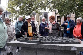 Die Besucher stehen rund um ein Model der Salzunger Innenstadt.