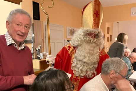 Verteilung eines kleinen Geschenkes an die Teilnehmer der Veranstaltung Verteilung eines kleinen Geschenkes an die Teilnehmer der Veranstaltung