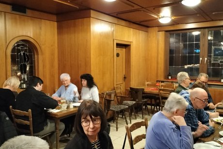 Jung und alt an einem Tisch