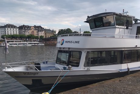 ein Ausflugsschiff von der Primus-Linie. Man siehgt den Bug und die Br&uuml;cke. Das Schiff istam Ufer befestigt.