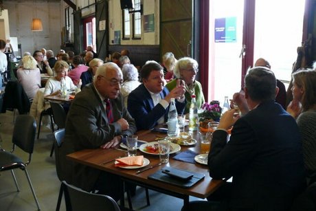 Mitglieder und Gäste im Kulturbahnhof
