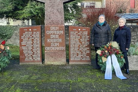 1. und 2. Vorsitzende bei der Kranzniederlegung in Atzbach