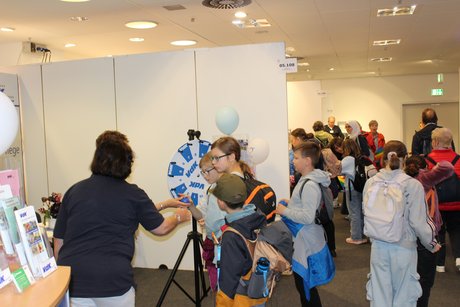 Infostand Mitglieder VdK und jugendliche Besucher