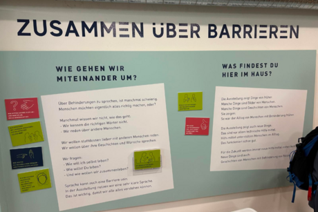 Schautafel mit Text "Zusammen über BaZusammen über Barrieren". Wie gehen wir miteinander um - was findest du hier im Haus?