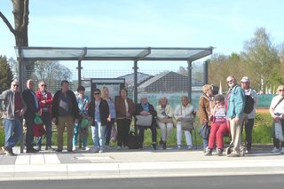 Auf dem Foto sehen Sie einen Teil der Reisegruppe an der Bushaltestelle vor der Gartenschau.