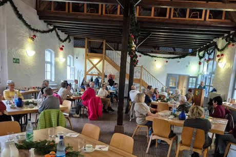 christine pfeiffer begr&uuml;sst die anwesenden