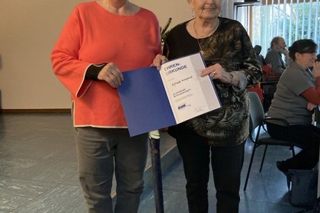 Frau Elfriede Weigand wird f&uuml;r 25 Jahre Mitgliedschaft im VdK geehrt