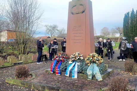 Bild Kranzniederlegung 2025 2 Friedhof Riebelsdorf