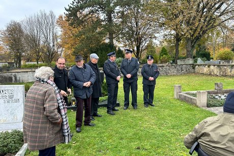 Das Bild zeigt: Teilnehmer/innen des Volkstrauertages am Friedhof Lämmerspiel: Stadträtin Ingeborg Fischer, Bürgermeister Dr. Alexander Krey, Stadtrat Karl-Heinz Stier einen Gast und die Freiwillige Feuerwehr Lämmerspiel