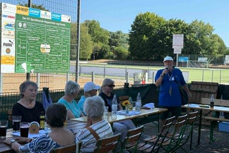 Karl-Heinz Trares bei der Begr&uuml;&szlig;ung
