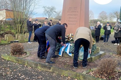 Bild Kranzniederlegung 2025 4 Friedhof Riebelsdorf