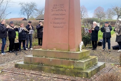 Bild Kranzniederlegung 2025 5 Friedhof Riebelsdorf