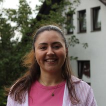 Passfoto junge Frau braune lange Haare nach hinten zusammen gebunden l&auml;chelt