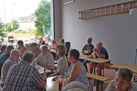 Ansicht aus der Fahrzeughalle nach draußen
