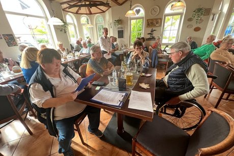 Vorstandsmitglied Frau Wolf, v.l.im Gespräch mit den Mitgliedern 2.v.l. Frau Guth , r. Altbürgermeister Zaich und Gattin