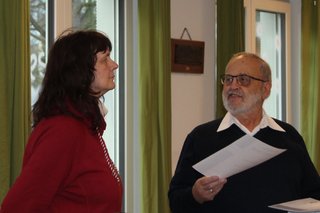 Helmut Schwoll, rechts im Bild, überreicht Frau Young eine Urkunde