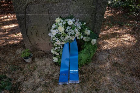 Kranzniederlegung zum Gedenken an die Opfer von Flucht und Vertreibung am Ehrenmal des Friedhofs in Hattersheim