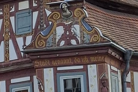 An Rand des Daches steht die Inschrift "Selig sei die Stadt genannt, da ich meine Tochter wieder fand". Auf den Giebel ist eine kleine B&uuml;ste von Einhard.