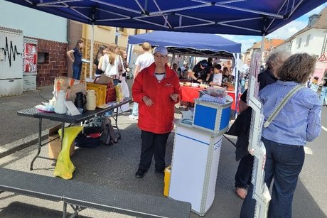 VdK Pavillon mit Besuchern
