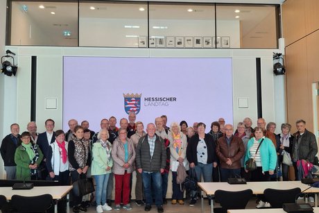 Die Besucher des VdK OV Mengerskirchen-WW mit dem Vorsitzenden der SPD-Landtagsfraktion, Tobias Eckert, im Landtagsgebäude