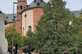 Personen mit Würzburger Dom im Hintergrund