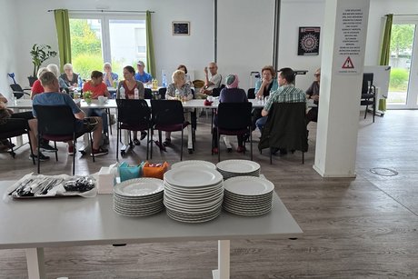 Tisch mit Tellern und Besteck
