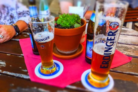 halb gefüllte Biergläser