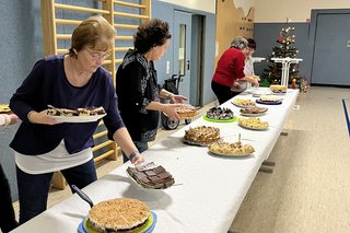 Das Kuchenbuffet wird aufgebaut.