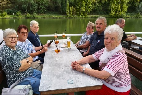 Schifffahrt auf der Mosel Teilnehmer der Tagesfahrt während der Schifffahrt auf der Mosel