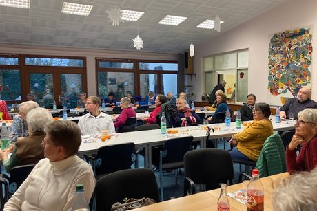 Die Anwesenden lauschen einer Weihnachtsgeschichte
