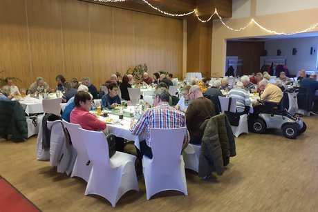 Fast 50 Teilnehmer beim Heringsessen