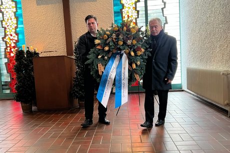 Trauerkranz mit Schleifen der Gemeinde Nauheim mit W&uuml;rdigung des OV Nauheim