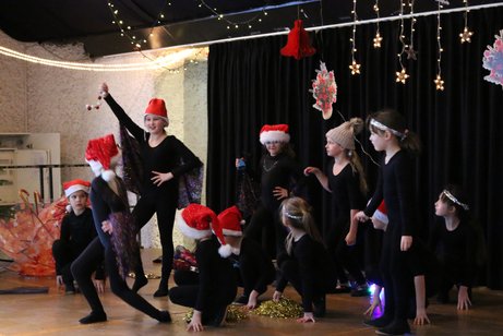 Kindertanzgruppe auf der Bühne bei der Weihnachtsfeier