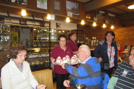 Bei der Windbeutel-Verkostung im Café der Frankenwald-Confiserie.