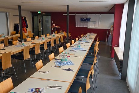 Liebevoll eingedeckte Tische, von unseren VdK-Frauen