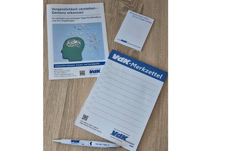 man sieht ein bild der Broschüre "Vergesslichkeit verstehen - Demenz erkennen"