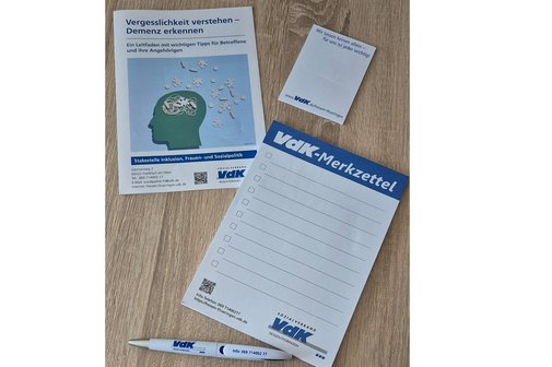 man sieht ein bild der Broschüre "Vergesslichkeit verstehen - Demenz erkennen"