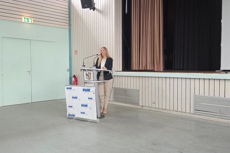 Landesgeschäftsführerin Claudia Koeppen-Rokstei, informiert über die Zukunft des VdK