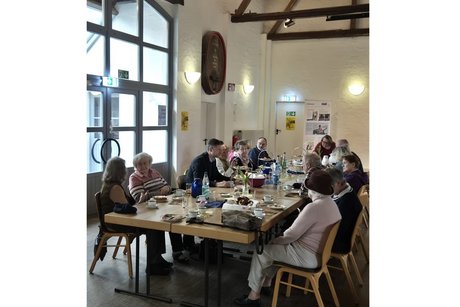 verschiedene personen unterhalten sich angeregt