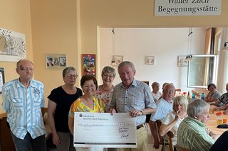 1.500 € Spende durch den Verein 'Walter-Zilch-Begegnungsstätte Bad Hersfeld e.V. an die Stiftung Hospital Bad Hersfeld. Von rechts: Gerhard Deiseroth-Vorsitzender des Vereins WZB, Bürgermeisterin Anke Hofmann-Vorsitzende Stiftung Hospital, Ruth Deiseroth-Vorsitzende des VdK Ortsverbandes Bad Hersfeld, Elvira Boeckhoff-Schriftführerin und Hans-Jürgen Boeckhoff- stellvertetender Vorsitzender des Vereins WZB.