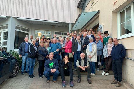 Der VdK Grebenhain vor dem Landgasthof Schwarz in Uffhausen