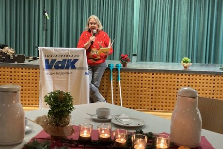 Christiane Hanbuch trägt eine Weihnachtsgeschichte in hessischer Mundart vor